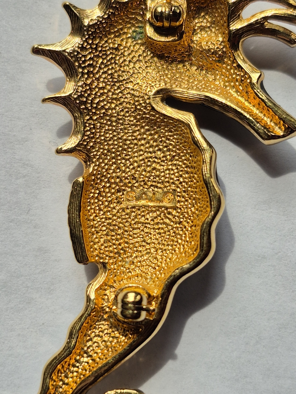 Vintage Signed SAL Swarovski Gold and Black Enamel Seahorse Brooch - Picture 3 of 4